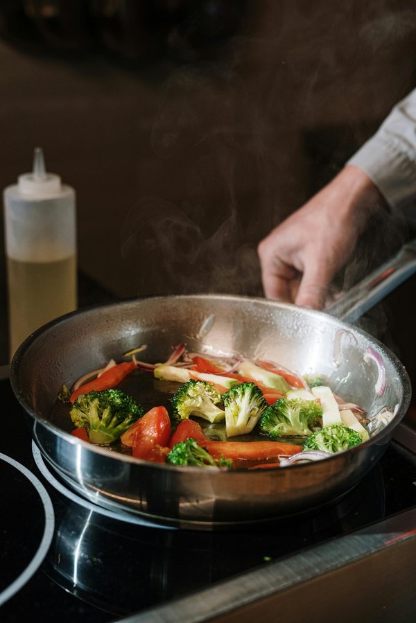 Explorez les poêles en inox : performance et élégance française